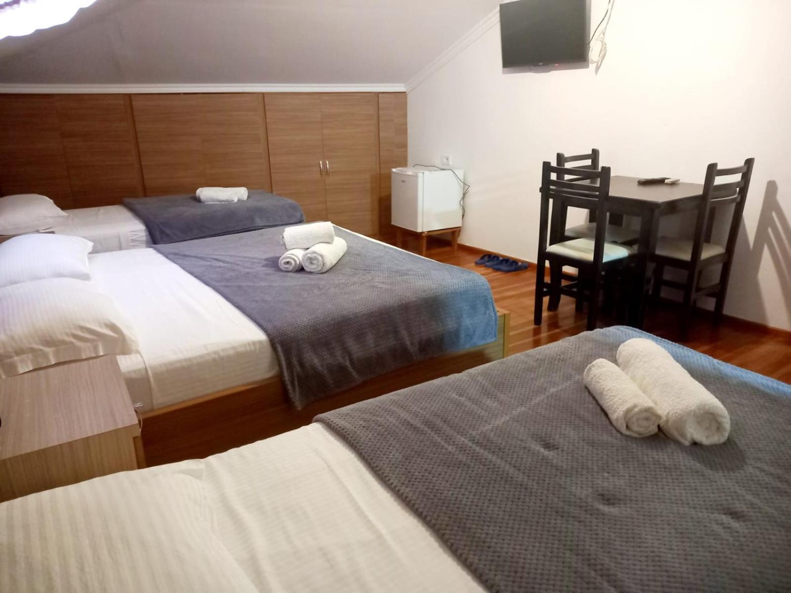 בראט Hotel Demaj מראה חיצוני תמונה