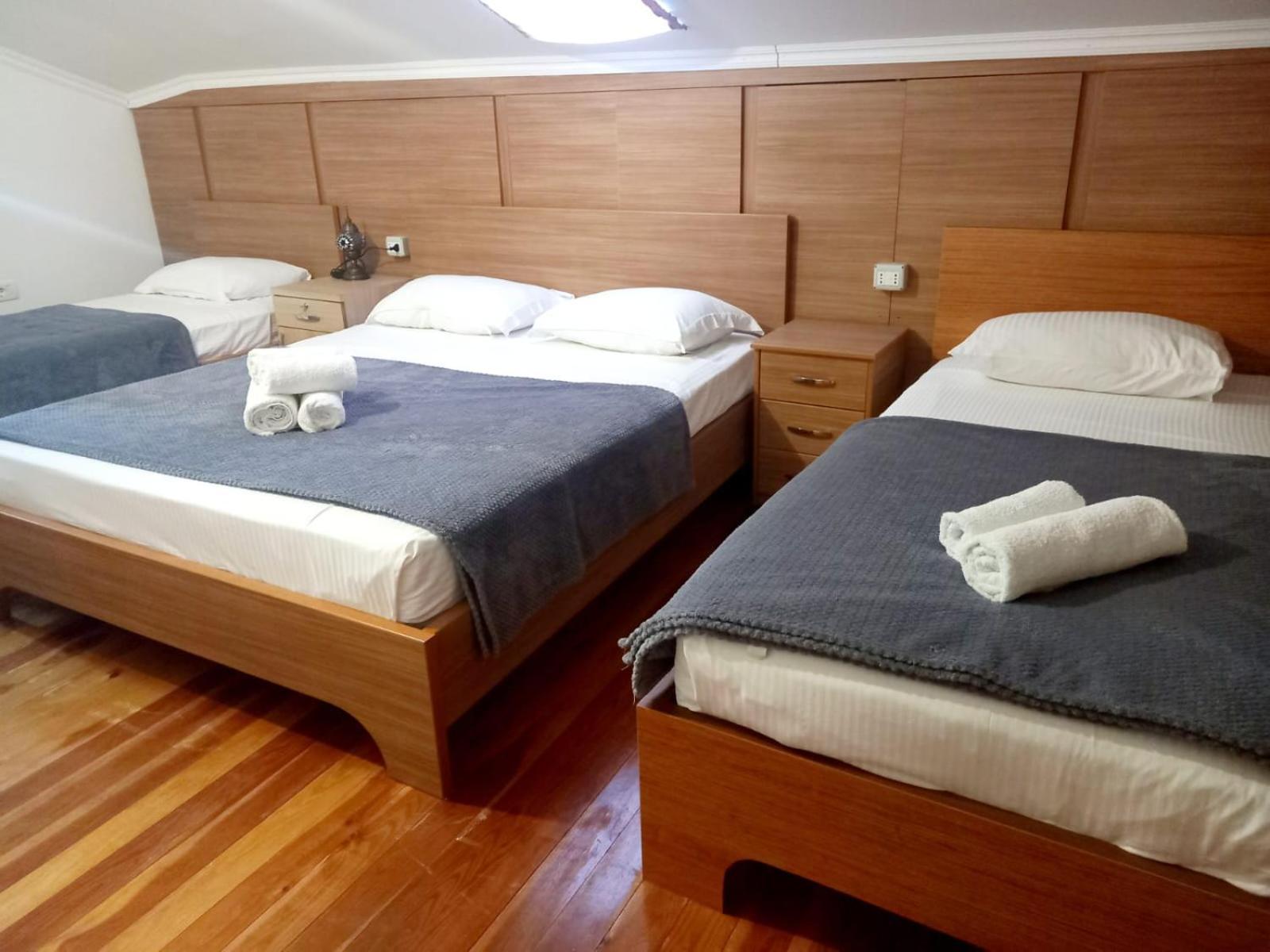 בראט Hotel Demaj מראה חיצוני תמונה